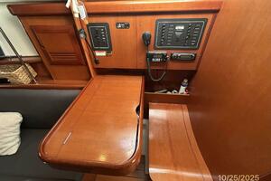 37' Beneteau nav station2