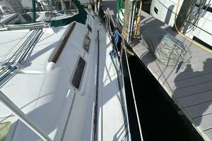 37' Beneteau port side deck1