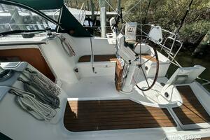 37' Beneteau cockpit starboard