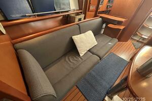 37' Beneteau salon starboard seating2