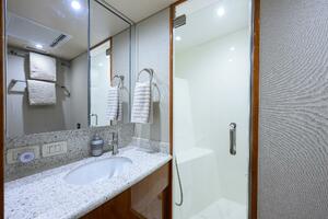 Hatteras 54 SEA NYLE - Master Ensuite Head