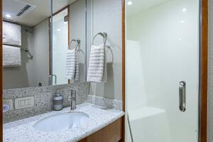 Hatteras 54 SEA NYLE - Master Ensuite Head