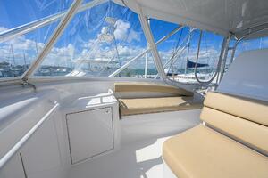 Hatteras 54 SEA NYLE - Flybridge - Helm - Seating 