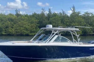 2018 Sailfish 325 DC thumbnail 1