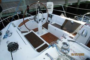 38' Beneteau cockpit2