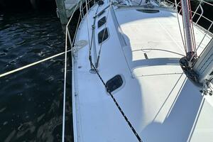 38' Beneteau starboard side deck2