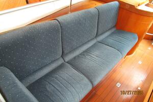 38' Beneteau salon starboard seating2