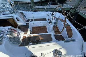 38' Beneteau cockpit starboard