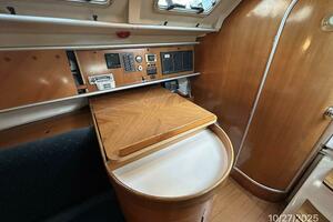 38' Beneteau nav station1