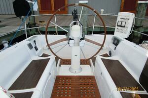 38' Beneteau cockpit aft