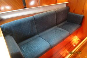38' Beneteau salon port seating1