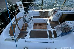 38' Beneteau cockpit port