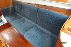 38' Beneteau salon starboard seating1