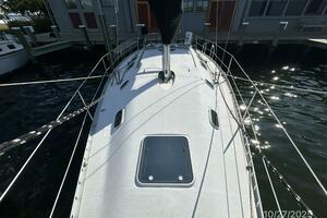 38' Beneteau foredeck aft