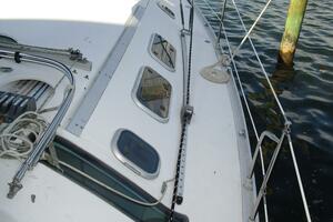 38' Beneteau starboard side deck1