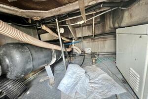 14 Sea Yall 1995 Regal 400 Commodore Engine Room 4 Medium