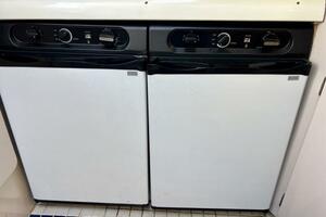 7 Sea Yall 1995 Regal 400 Commodore New Fridges Medium