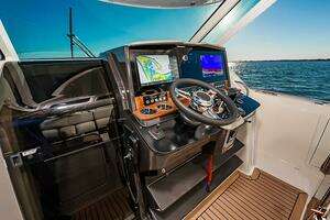 2023 Tiara Yachts 38 LS thumbnail 10