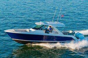2023 Tiara Yachts 38 LS thumbnail 7