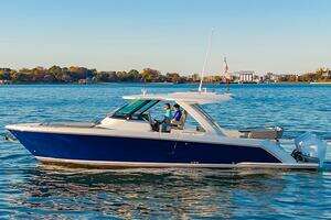 2023 Tiara Yachts 38 LS thumbnail 2