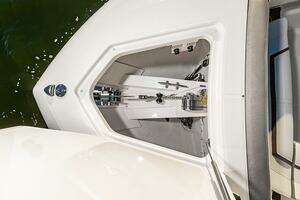 2023 Tiara Yachts 38 LS thumbnail 28