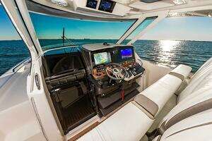 2023 Tiara Yachts 38 LS thumbnail 9