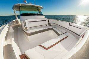 2023 Tiara Yachts 38 LS thumbnail 26