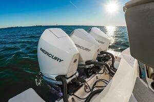 2023 Tiara Yachts 38 LS thumbnail 23