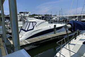 2008 Cruisers Yachts 390 Sport Coupe thumbnail 3
