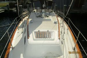 36' S2 foredeck aft