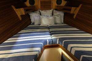2003 Hinckley 36 Picnic Boat EP thumbnail 12