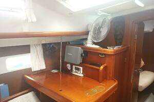 2003 Beneteau Center Cockpit thumbnail 9
