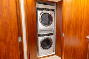 2006 Jim Smith 68 Convertible- Companionway/ Laundry