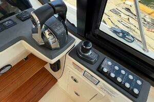 2021 Boston Whaler 405 Conquest thumbnail 25