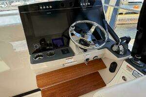 2021 Boston Whaler 405 Conquest thumbnail 24
