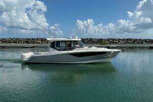 2021 Boston Whaler 405 Conquest thumbnail 18