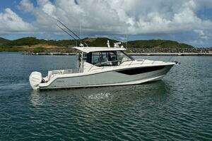 2021 Boston Whaler 405 Conquest thumbnail 3