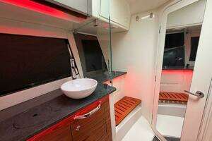 2021 Boston Whaler 405 Conquest thumbnail 33