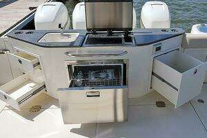 2021 Boston Whaler 405 Conquest thumbnail 55