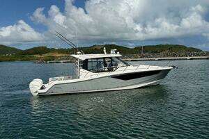 2021 Boston Whaler 405 Conquest thumbnail 2