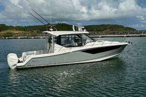 2021 Boston Whaler 405 Conquest thumbnail 4