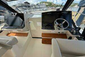 2021 Boston Whaler 405 Conquest thumbnail 23