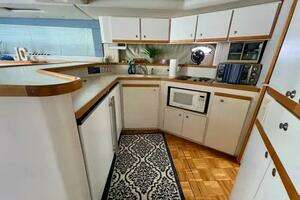 1996 Cruisers Yachts 4285 Express Bridge thumbnail 18