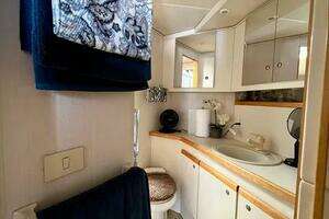 1996 Cruisers Yachts 4285 Express Bridge thumbnail 15