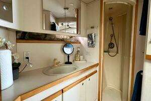 1996 Cruisers Yachts 4285 Express Bridge thumbnail 16