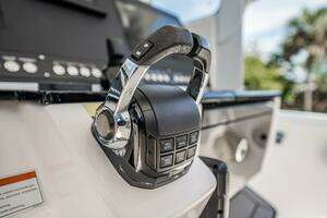 2021 Everglades 335 Center Console thumbnail 32