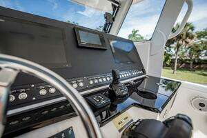 2021 Everglades 335 Center Console thumbnail 28