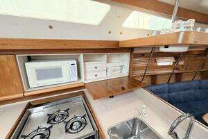 2001 Catalina 380 thumbnail 25