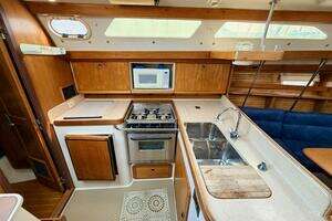 2001 Catalina 380 thumbnail 23