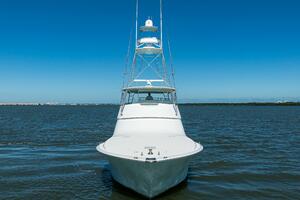 Clean Bow With Center Fairlead For Anchoring And Windlass